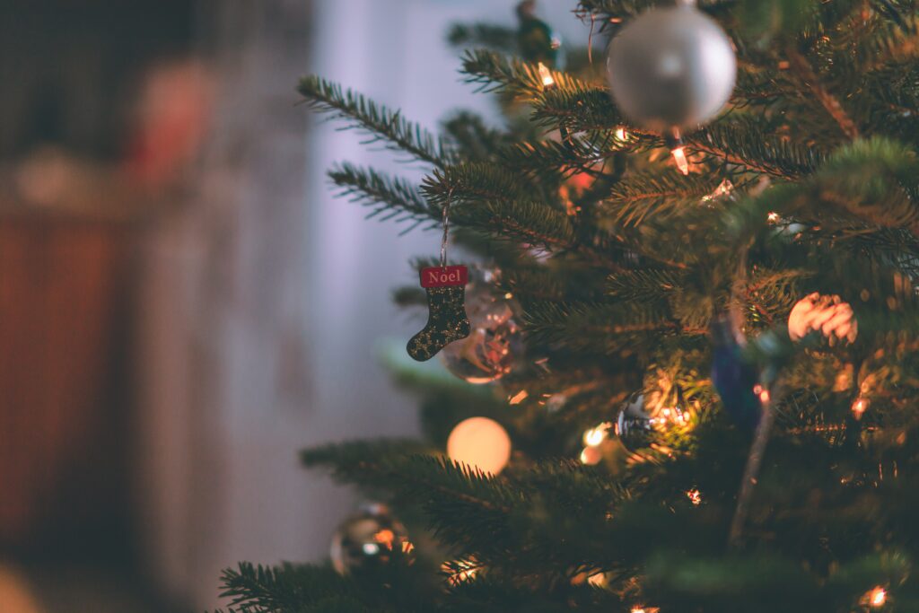 Adorno en árbol de navidad