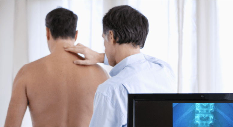 espalda hombre dolor de cuello revisión y tratamiento
