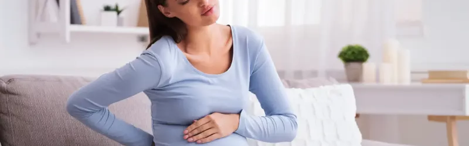 mujer con dolor de espalda durante el embarazo IAC